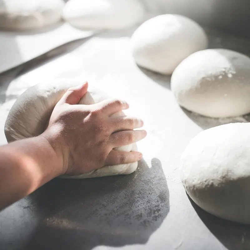 Deegbollen worden op het werkblad opgebold