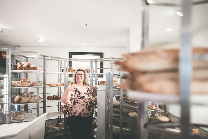 Christel tussen de broodrekken in de winkel
