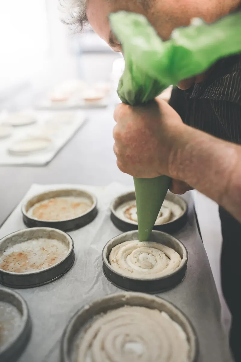 Frangipane wordt in taartvormpjes gespoten