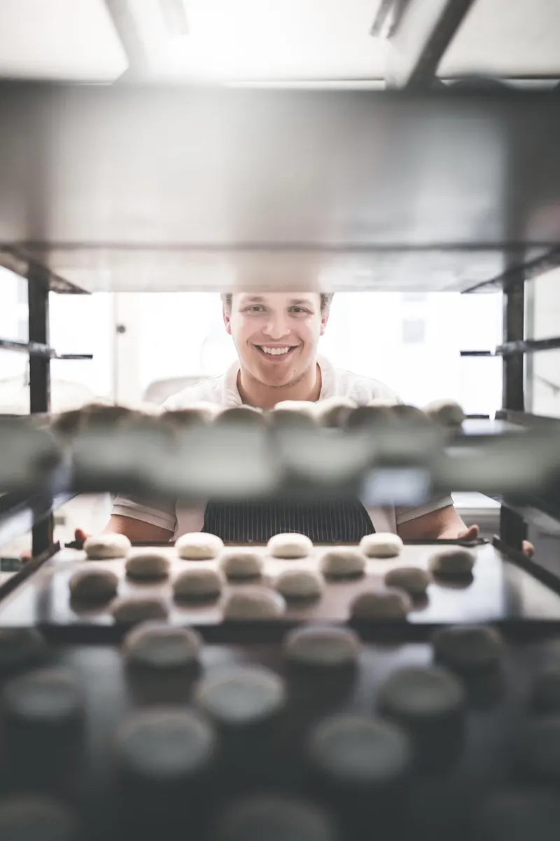 Guillaume met een bakplaat vol koeken