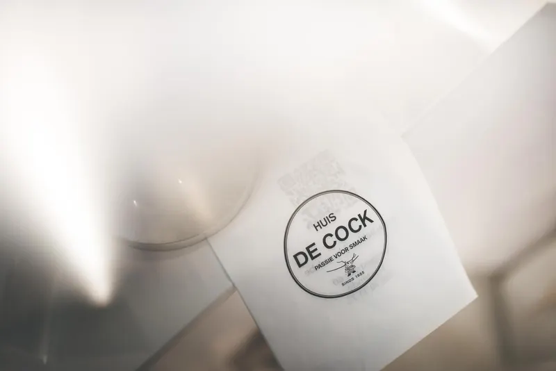 Papieren zak met het logo van Huis De Cock