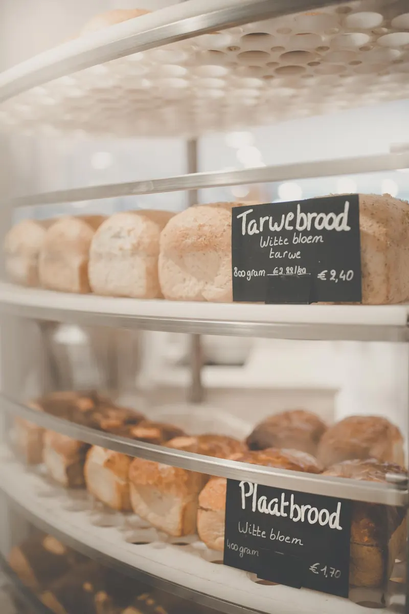 Tarwebrood en plaatbrood in de broodkast