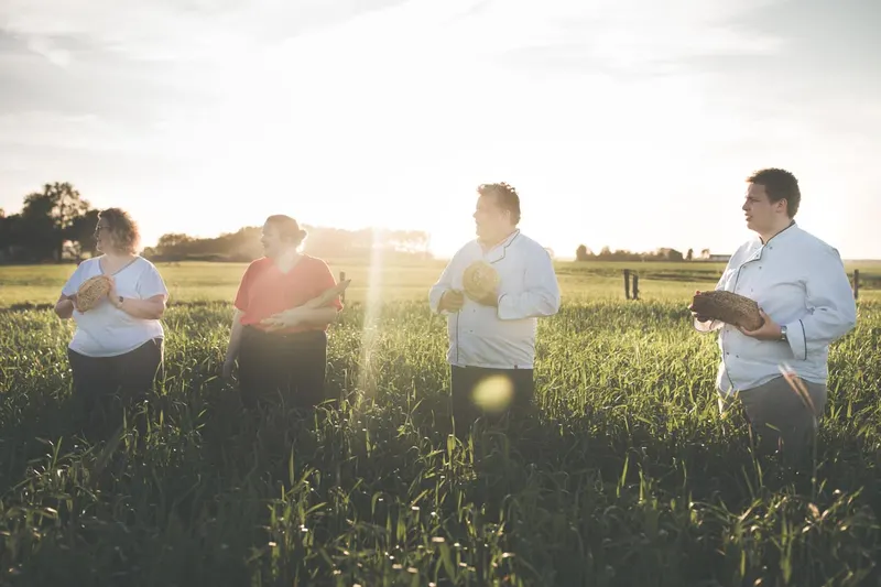 Het team van Bakkerij De Cock in het graanveld
