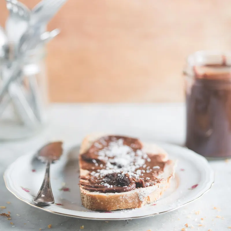 Toast met chocoladepasta bij het ontbijt