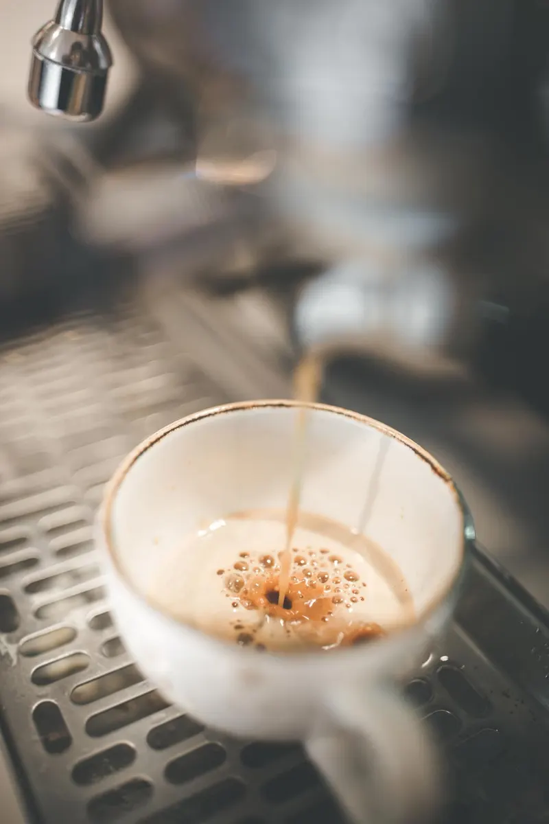 Verse espresso loopt in een kopje